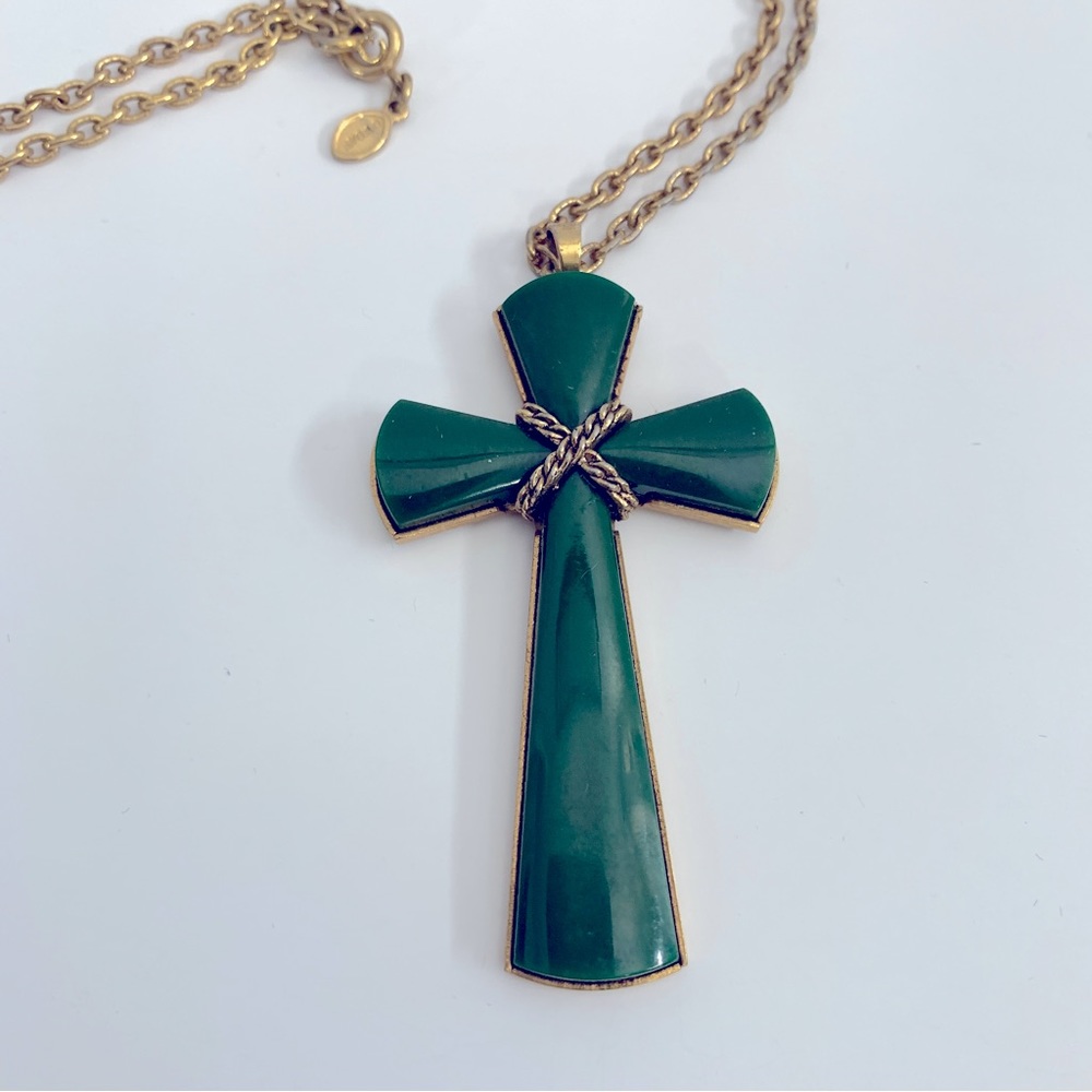 Vtg Avon Simulated Jade Juliet Cross Necklace